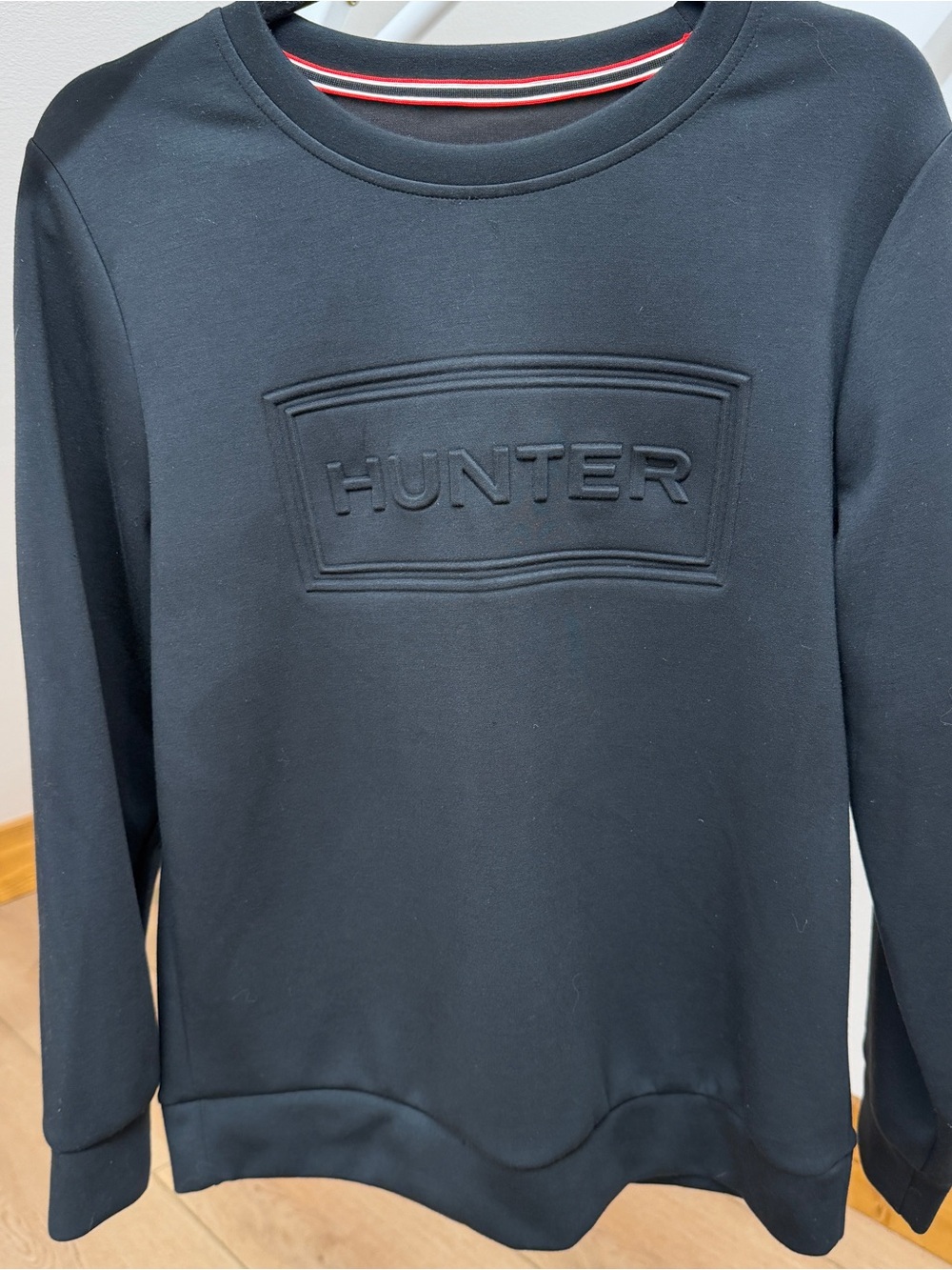 HUNTER Women’s Black Embossed Logo Crewneck Sweatshirt